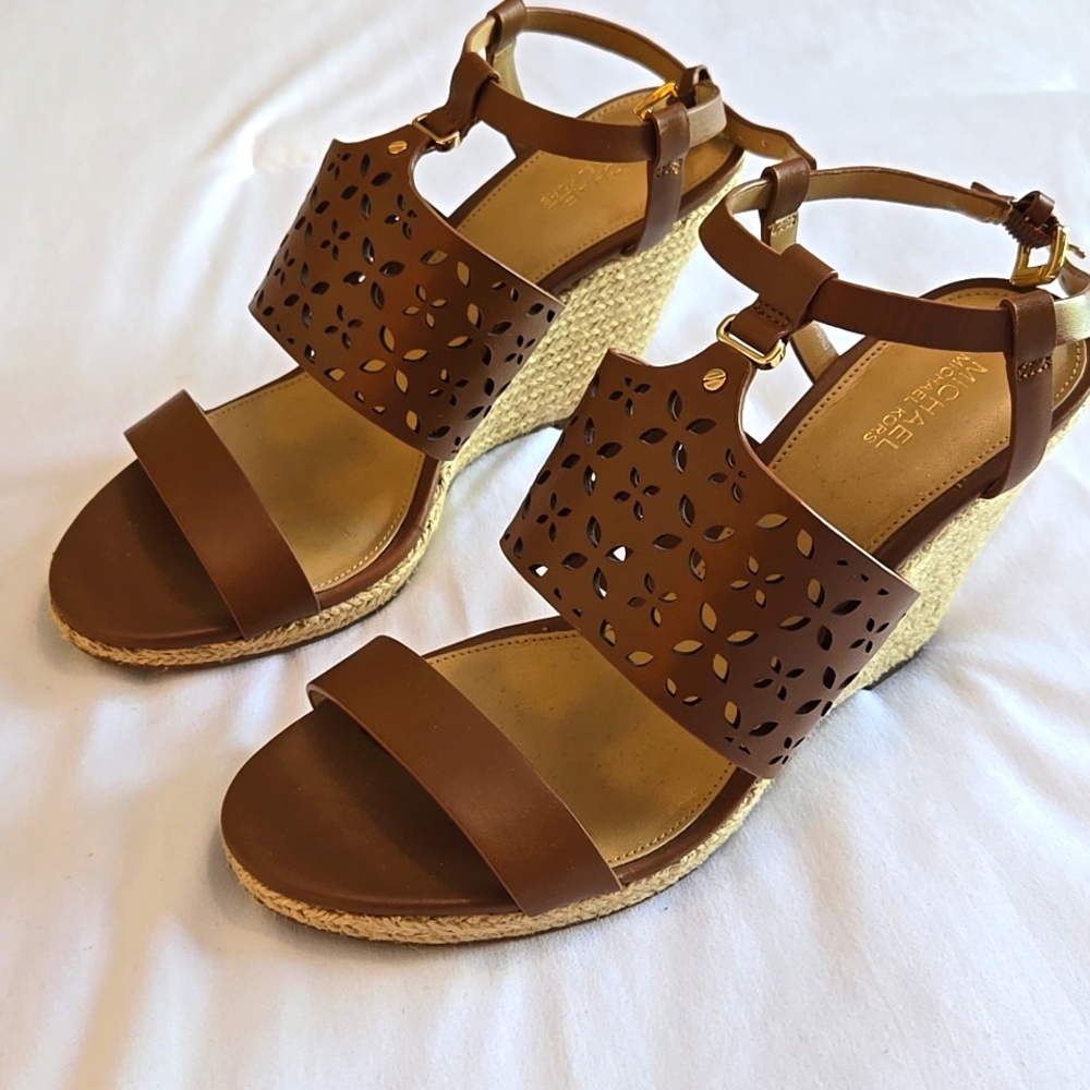 NWOT Women’s MICHAEL Michael Kors leather luggage tan DARCI Wedge sandal.